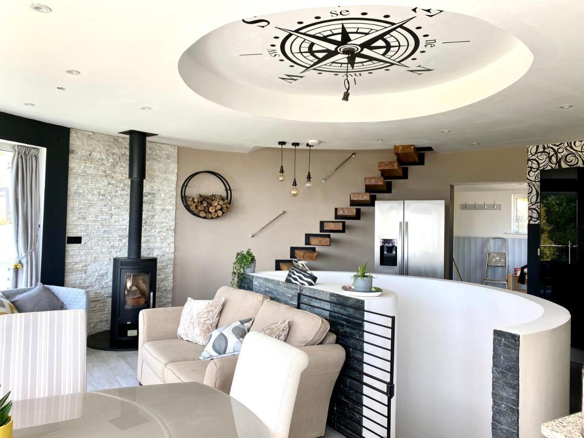 One Of The Best Properties In Lyme! Breathtaking Views Across The Whole Bay. 3 Stories With 2 Tier Veranda Around The Property. Sleeps 6 Лайм-Реджис Экстерьер фото
